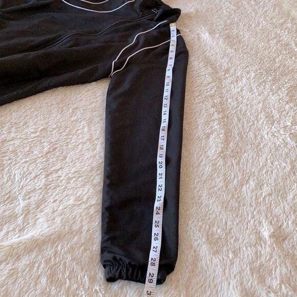 Reebok black and white fitted jacket woman’s size medium - Picture 14 of 16